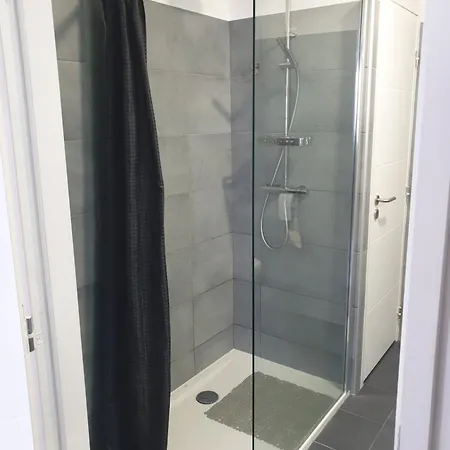 A Deux Pas Du Port De *