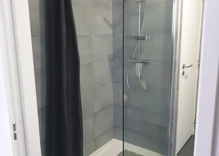 A Deux Pas Du Port De *